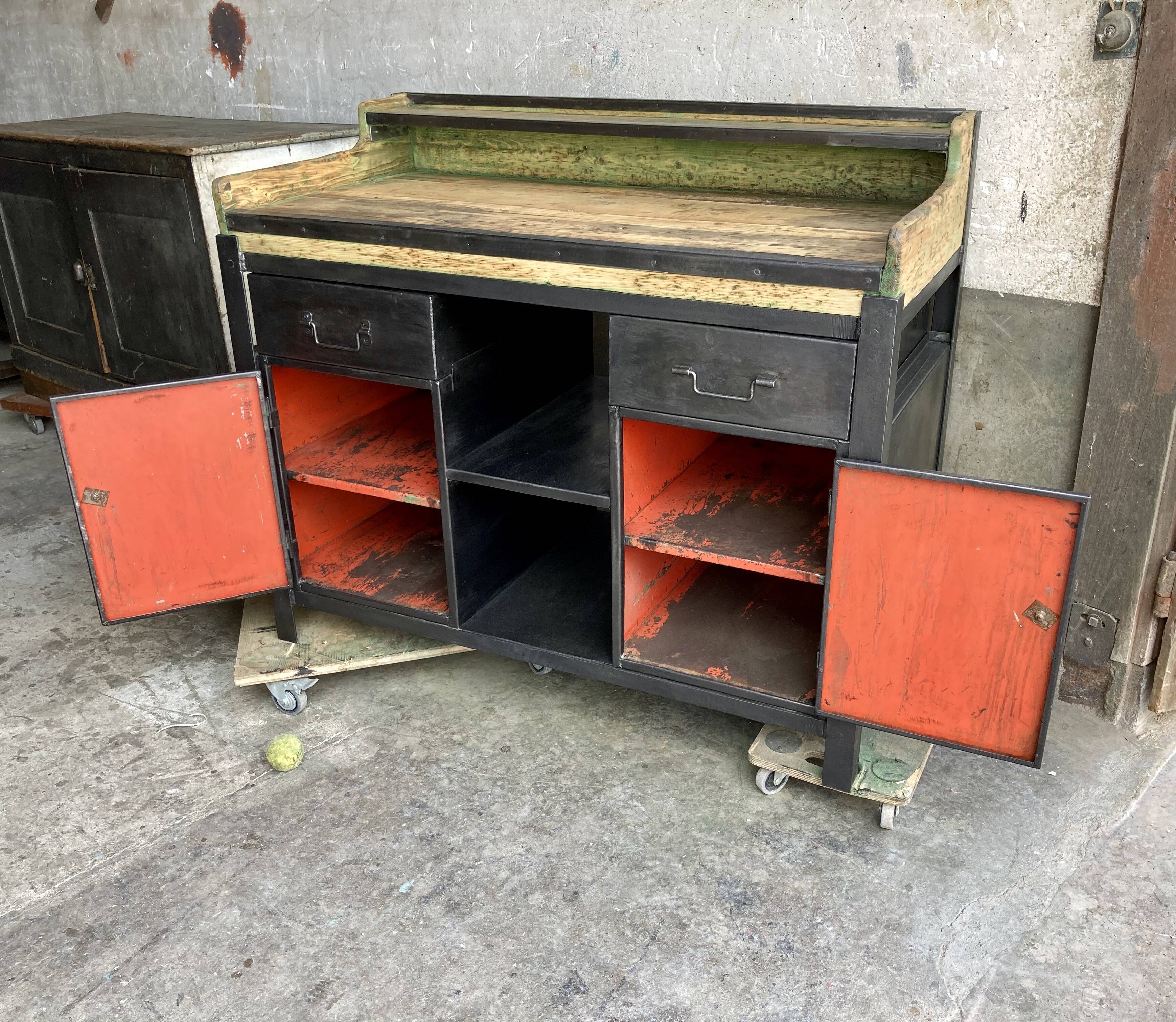 Workbench in metal and wood