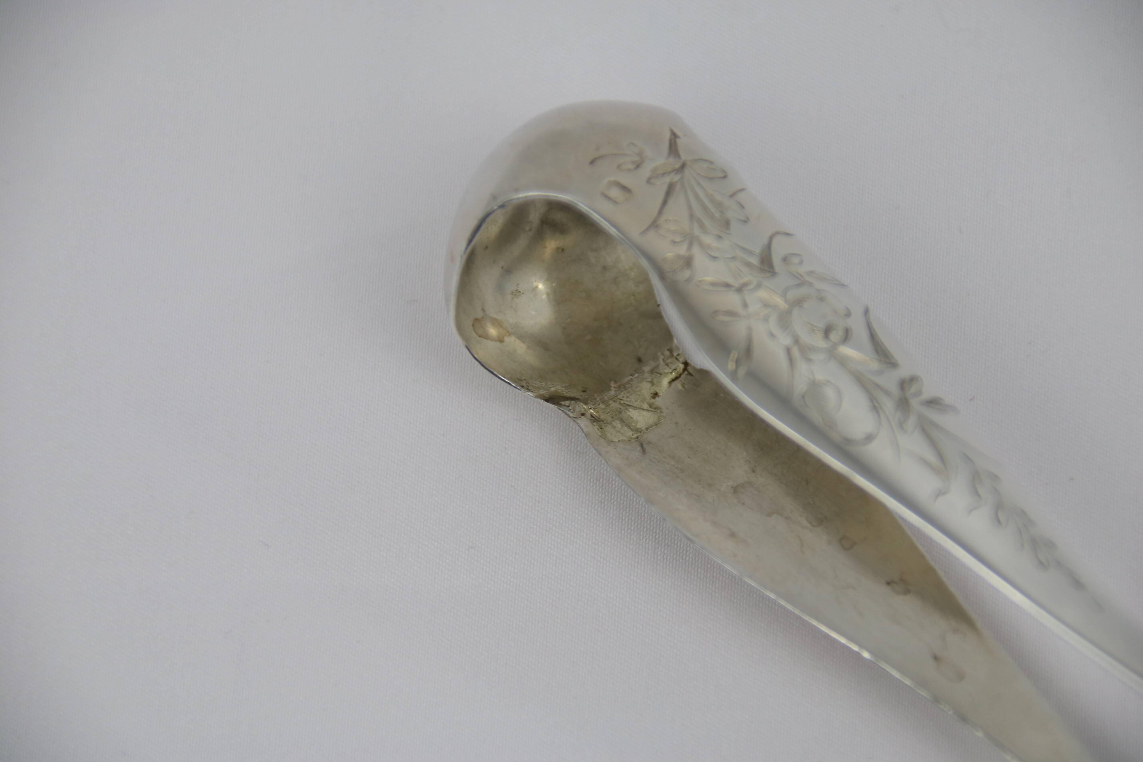 Acanthus-leaf sugar pinch in solid silver acanthus leaf