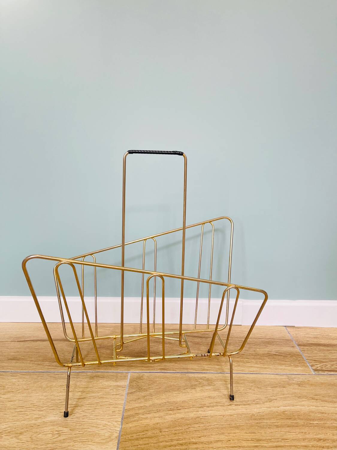 Asymmetrical gold metal magazine rack – 1960s
