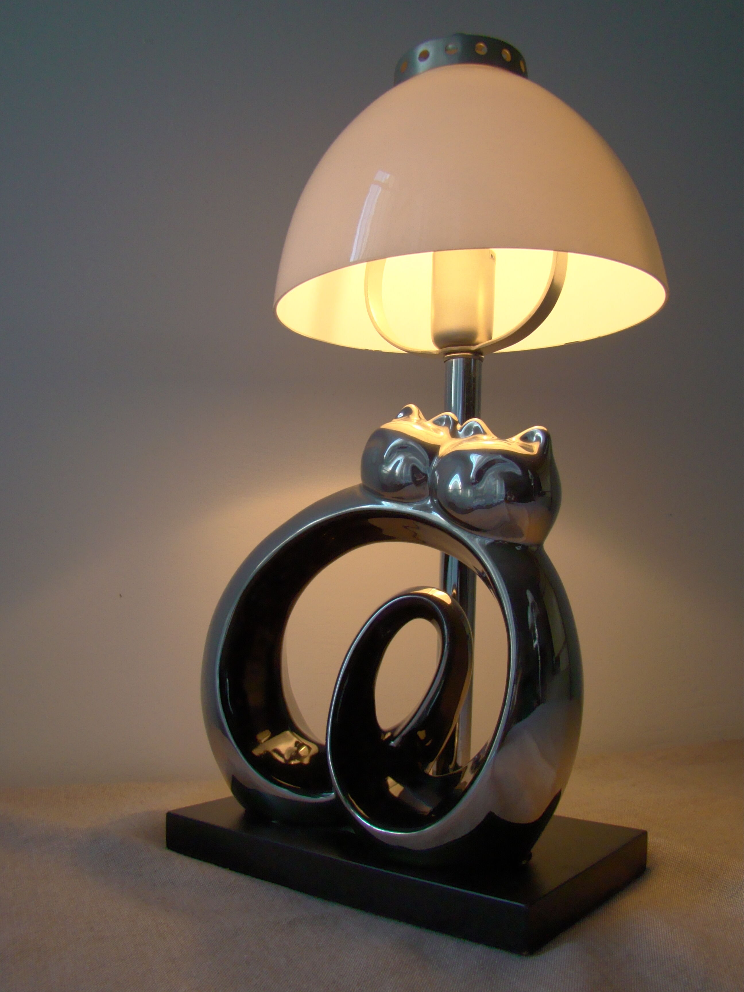 Vintage lamp the cats