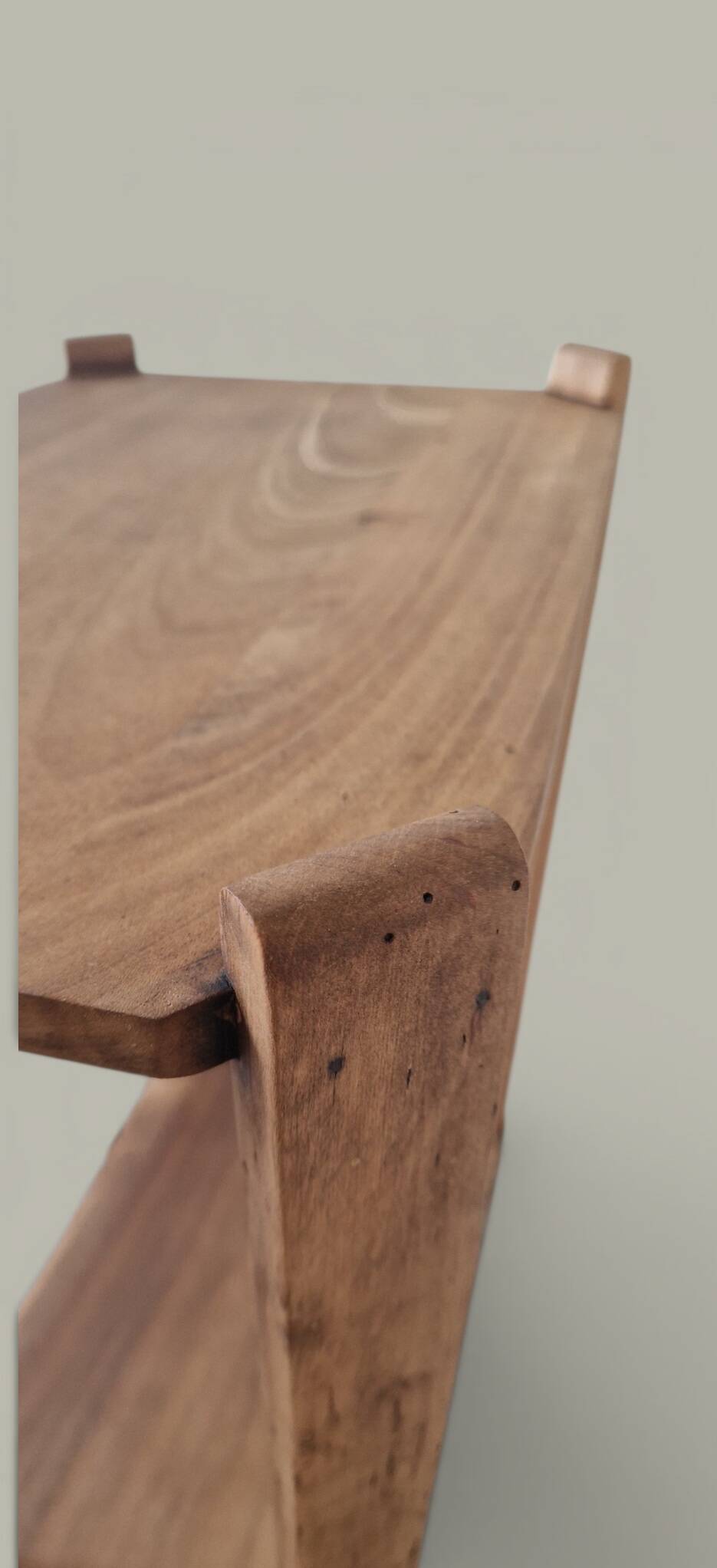 Table d’appoint sculpturale en bois massif – Ligne minimaliste - 1940
