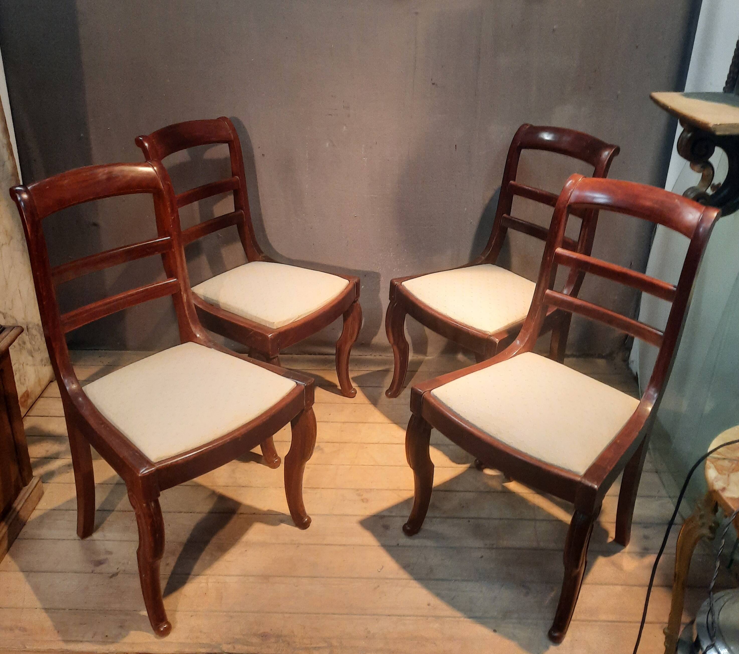 Série de 4 chaises à barettes en acajou