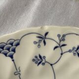 Assiette en porcelaine blanche motif bleu floral