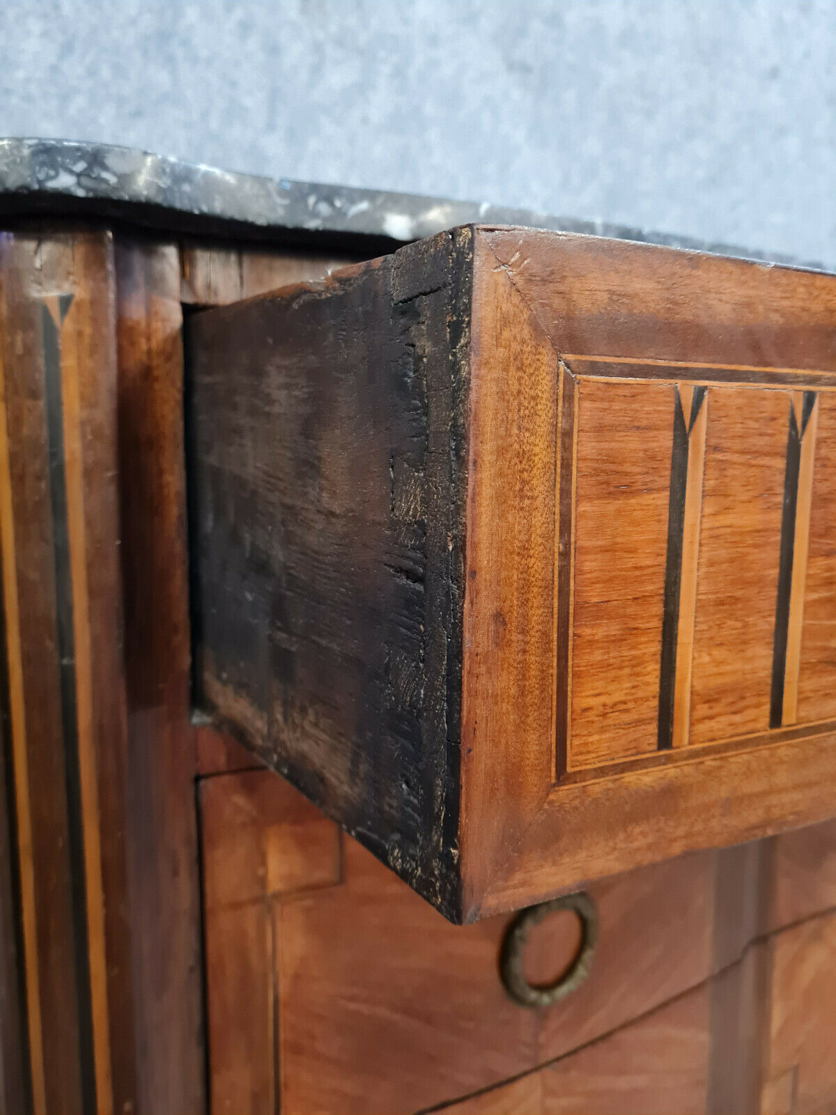 Dresser period Transition to double jump in noble wood marquetry around 1750