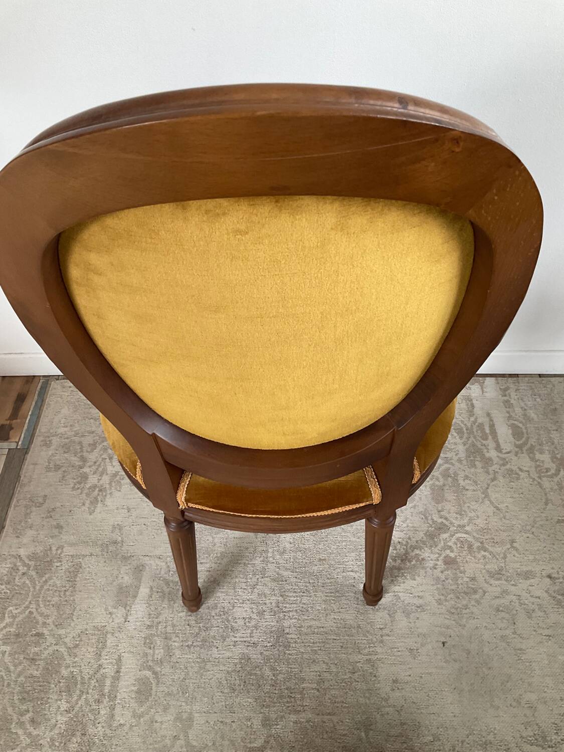Paire de fauteuils médaillon en bois et velours
