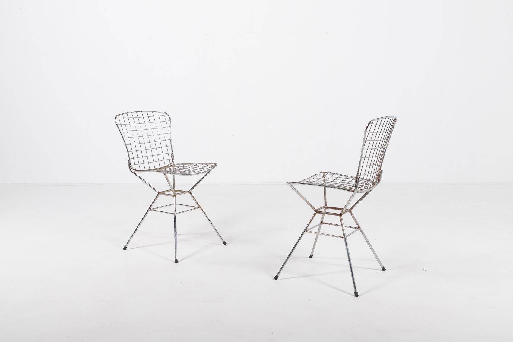 Pair of vintage Italian architectural design steel wire chairs from the 1970s