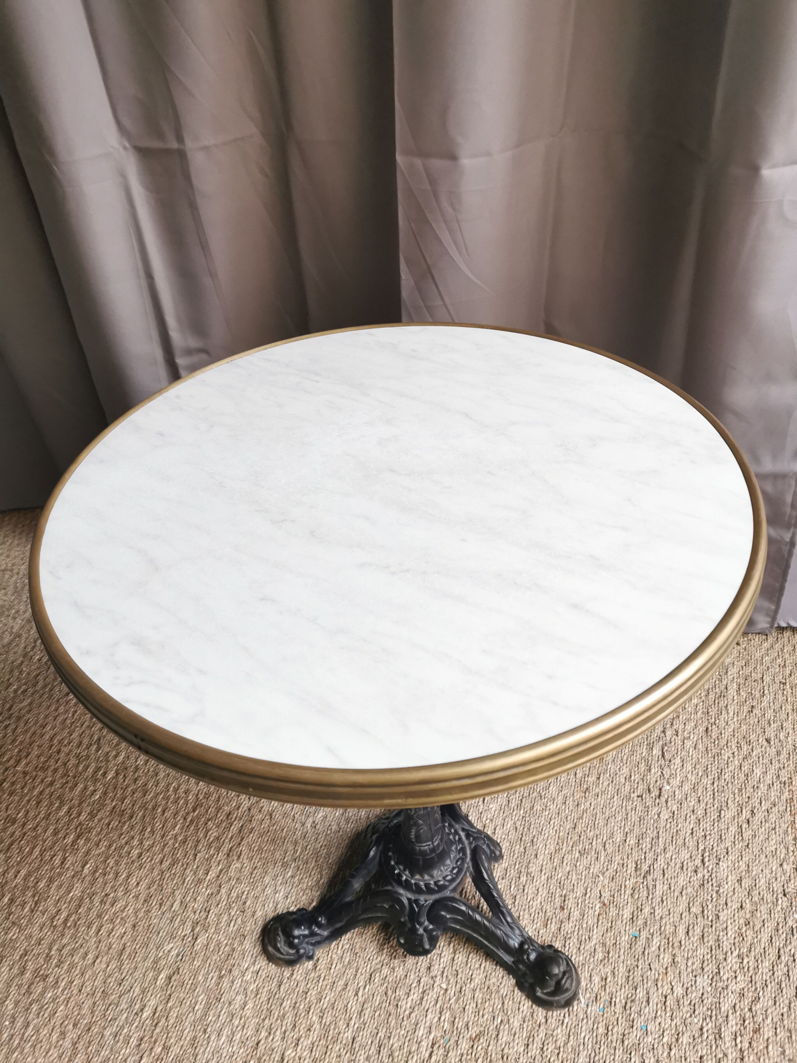 Bistro gueridon "white vein plateau"