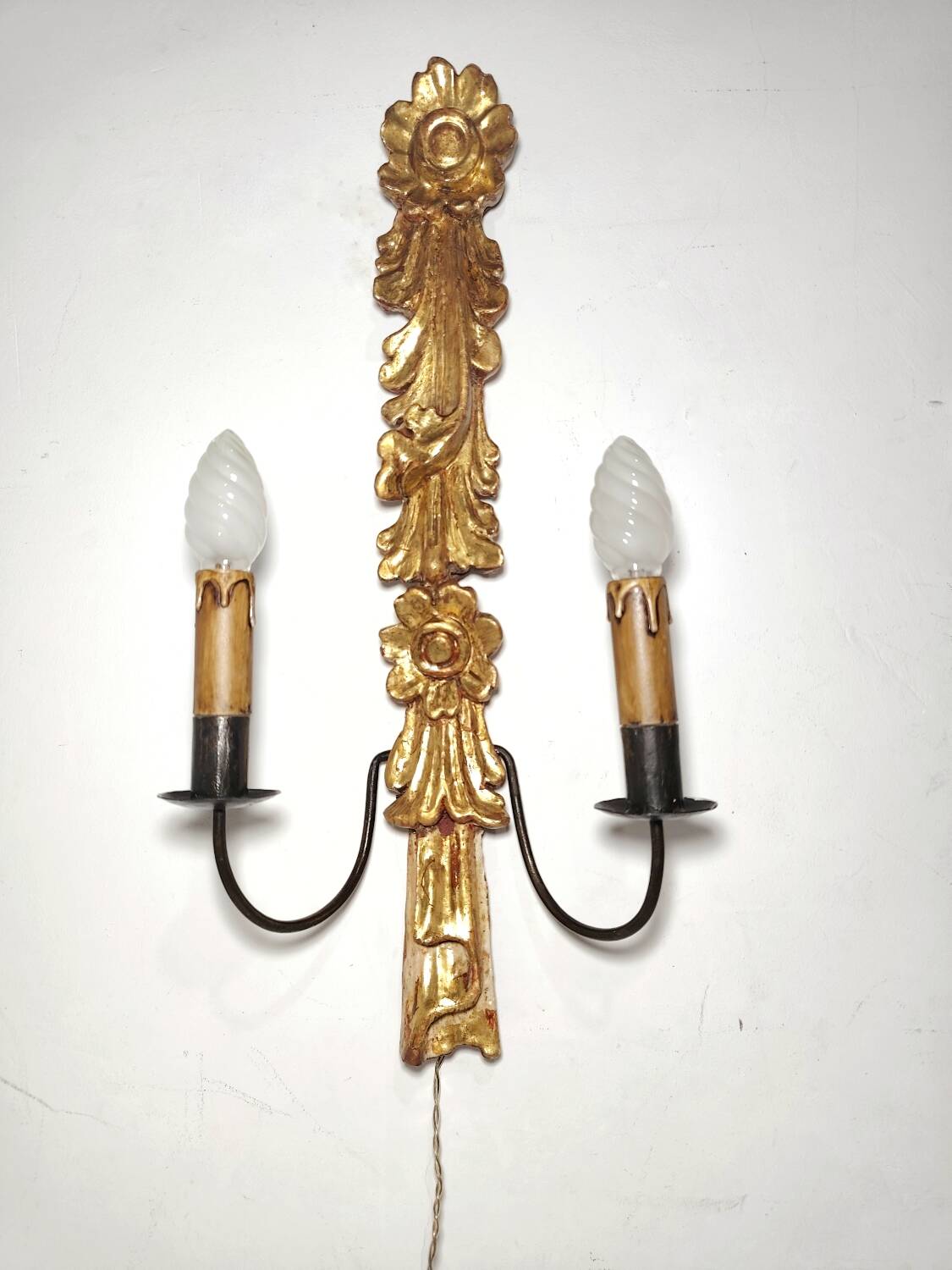 Aplique de pared de madera dorada. España, 1940s.