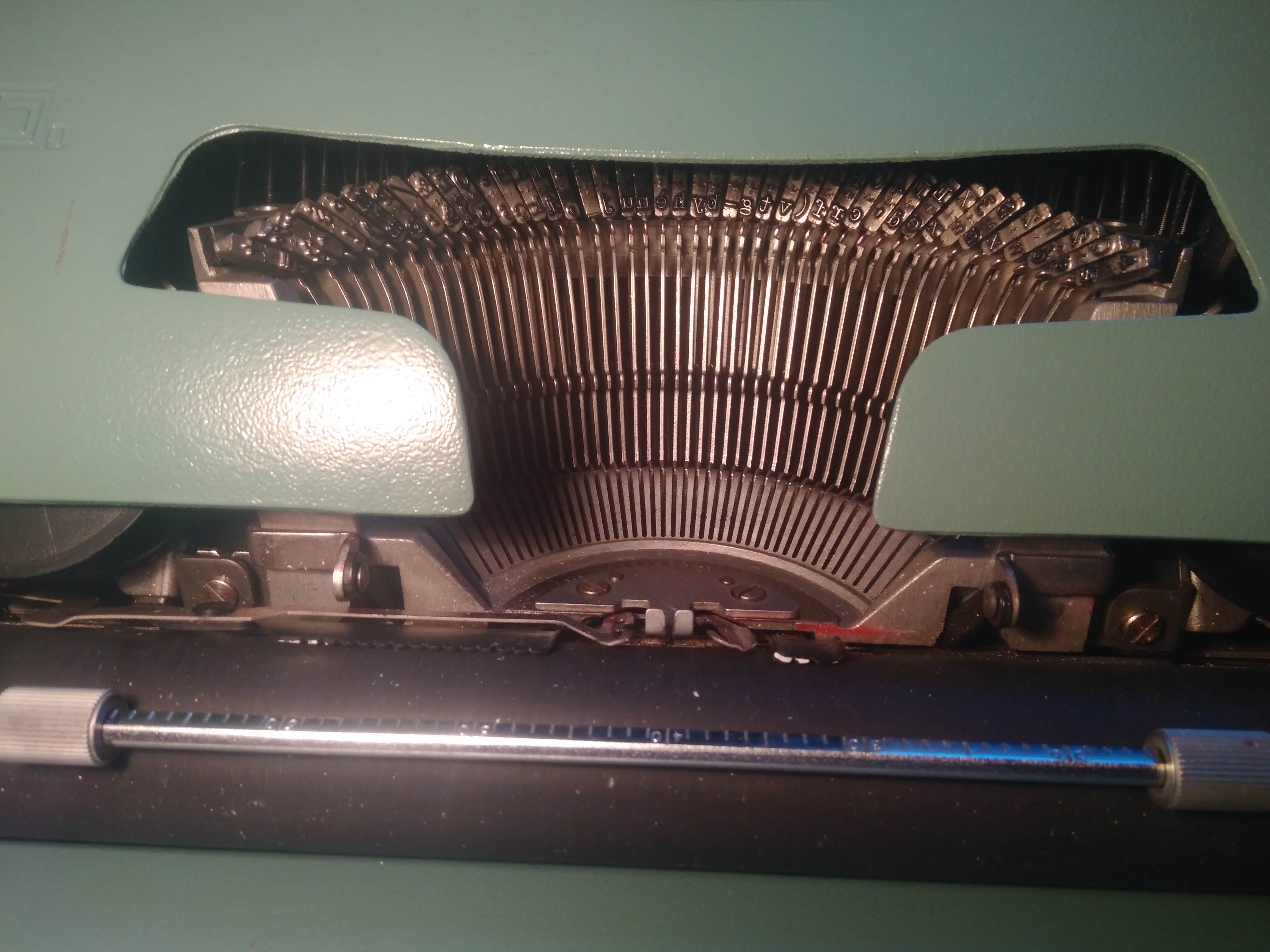 Machine à écrire mécanique vintage portable Olivetti Lettera 32