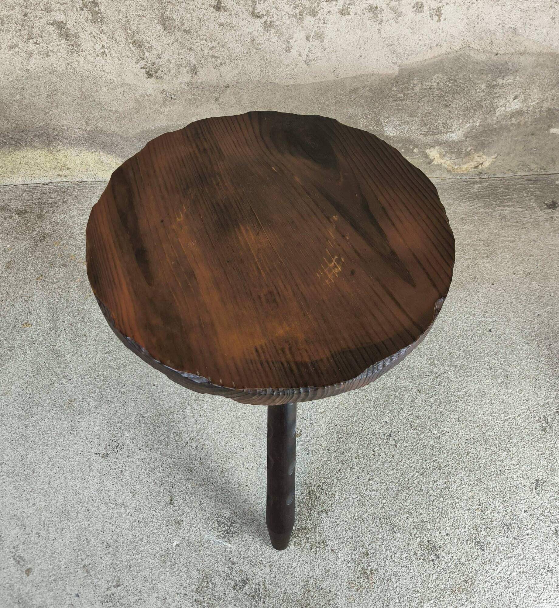 Vintage tripod coffee table in pine.