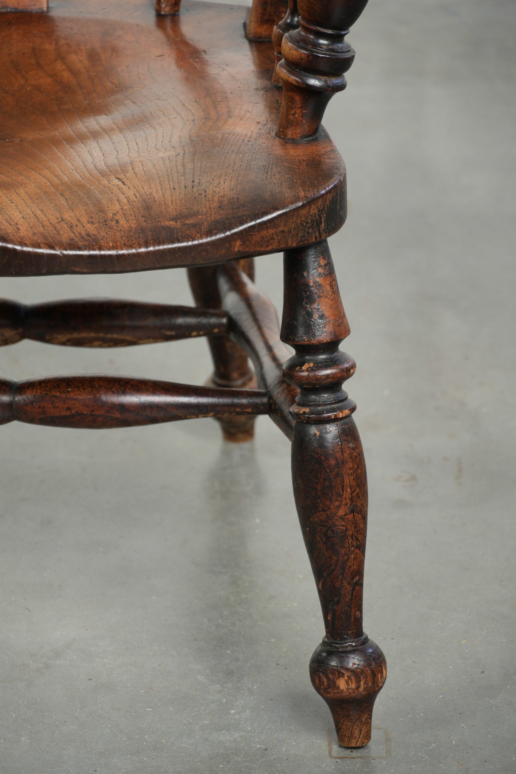 Antique English Windsor spindle chair from the early 19th century