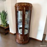 Prestigious Louis XV style display cabinet in wood and bronze – Classic elegance