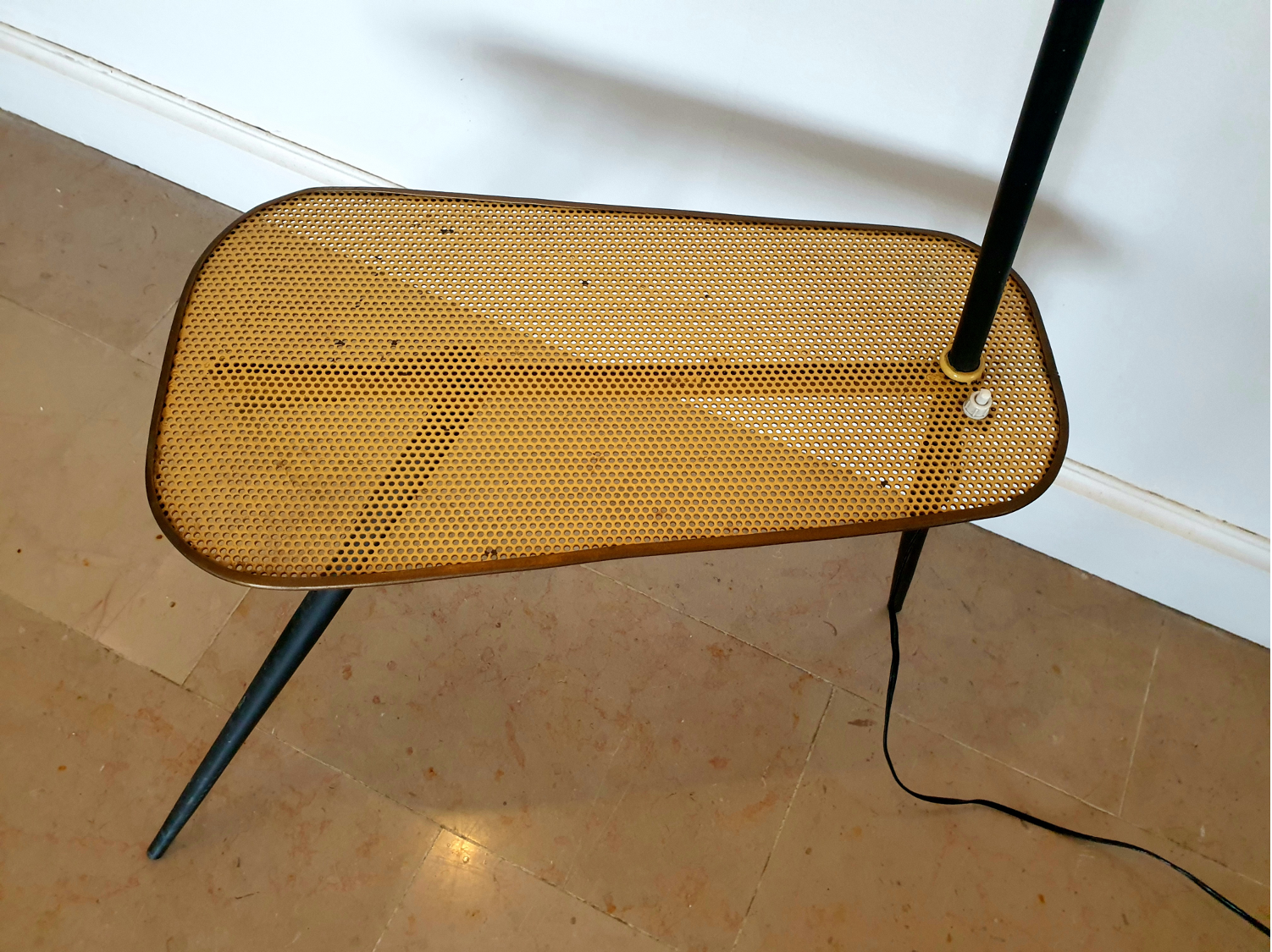 Lampadaire tripode mid-century avec tablette en metal perforé