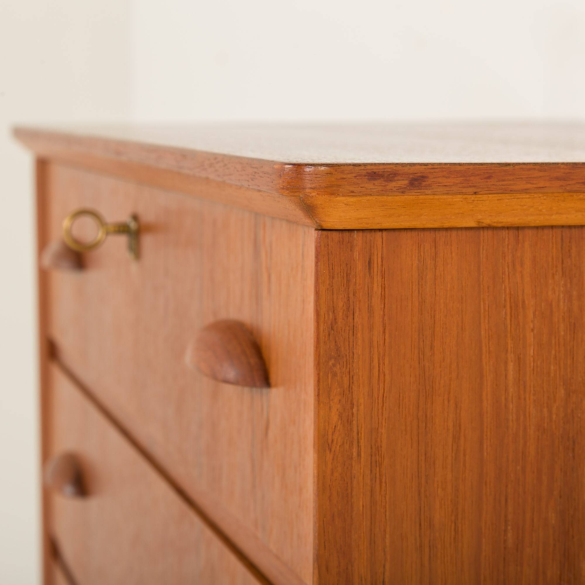 Commode en teck danois dans le style de Johannes Sorth, années 1960.
