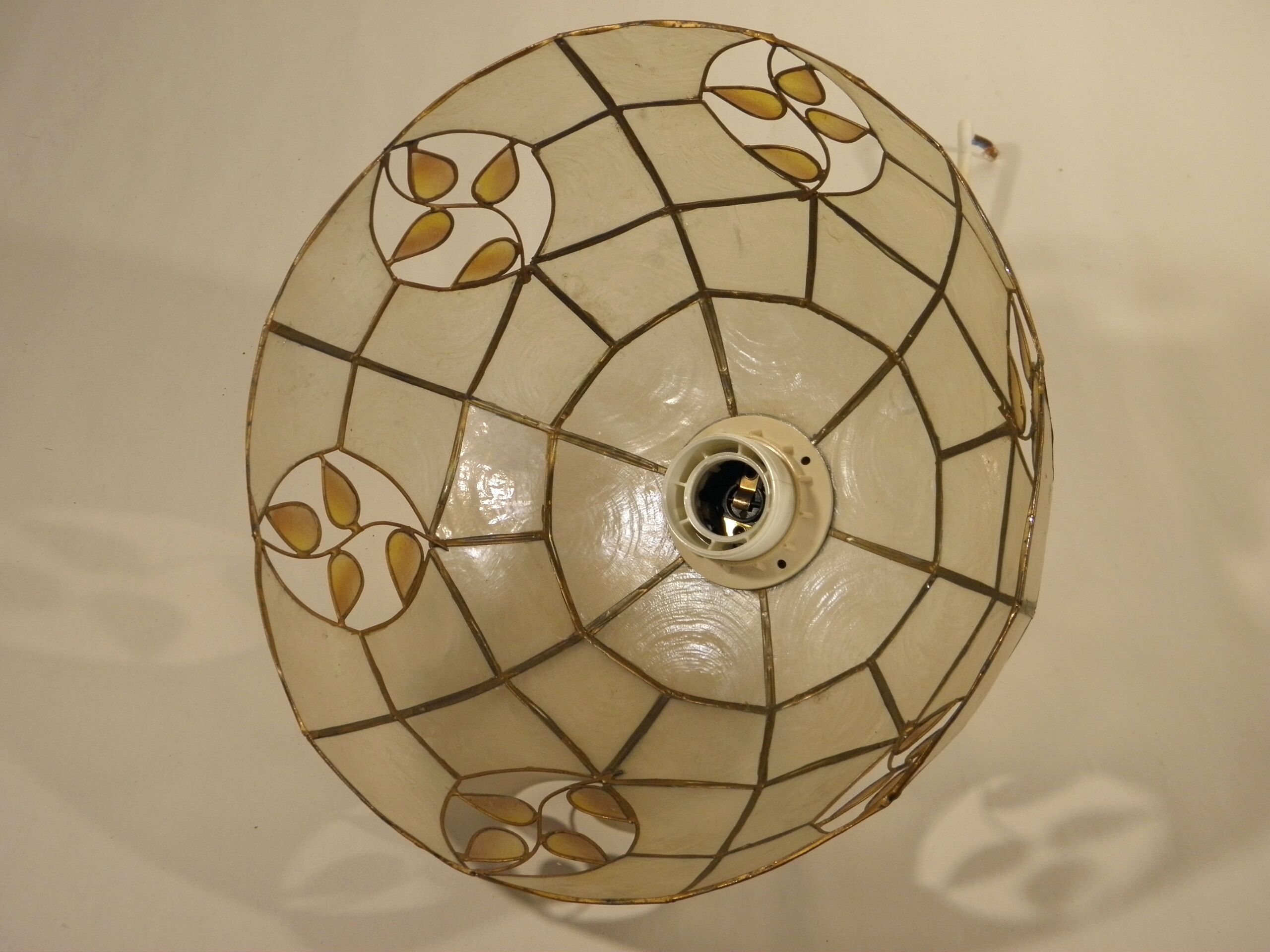 Mother-of-pearl and brass suspension