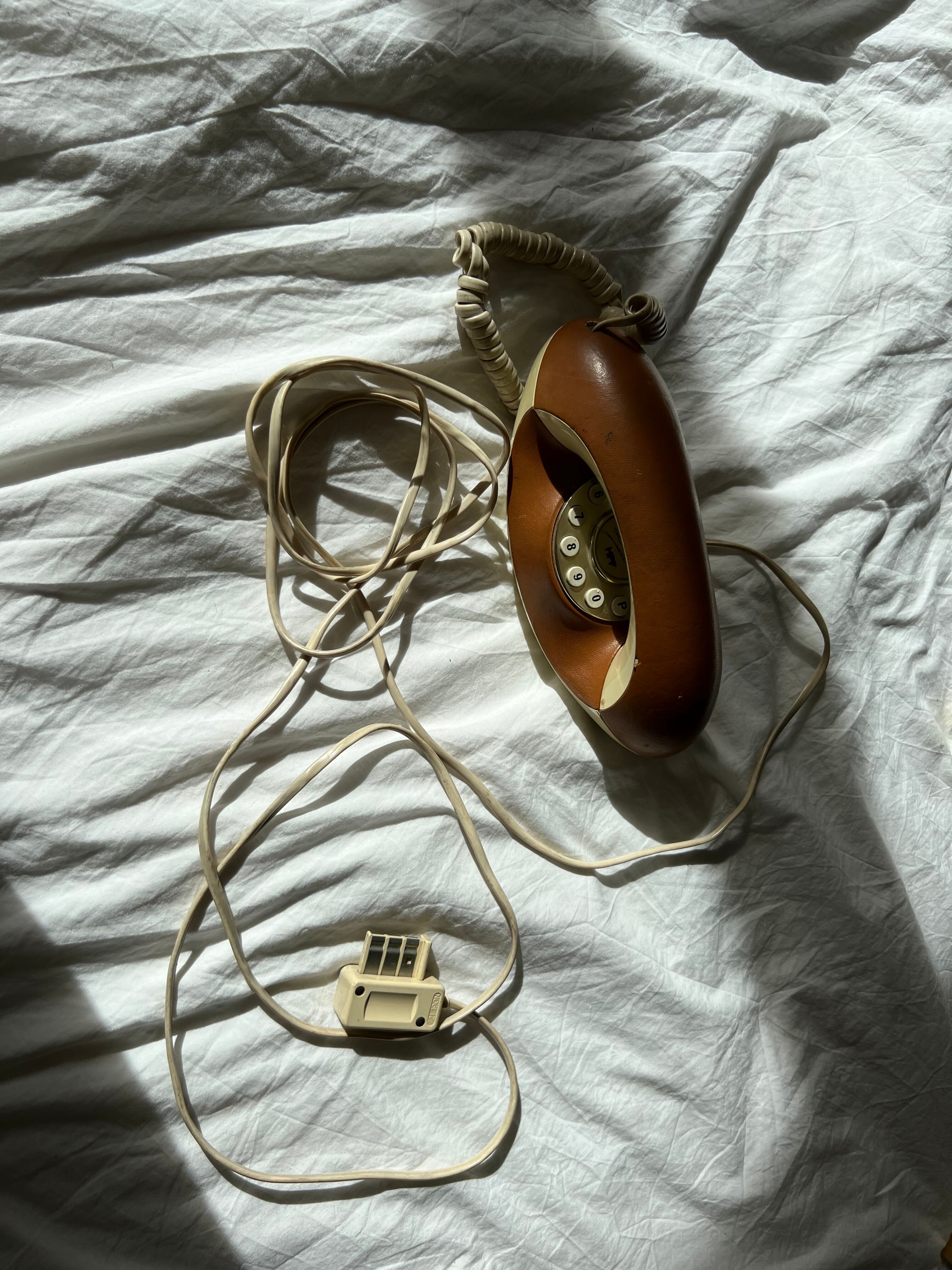 Lady phone in tawny leather