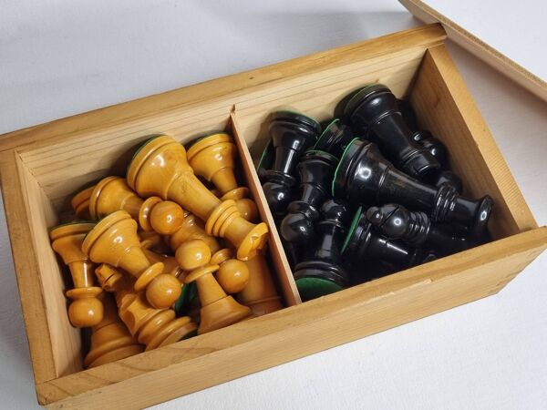 Jeu d’échecs Staunton en bois laqué – Roi 10 cm – El Corte Inglés