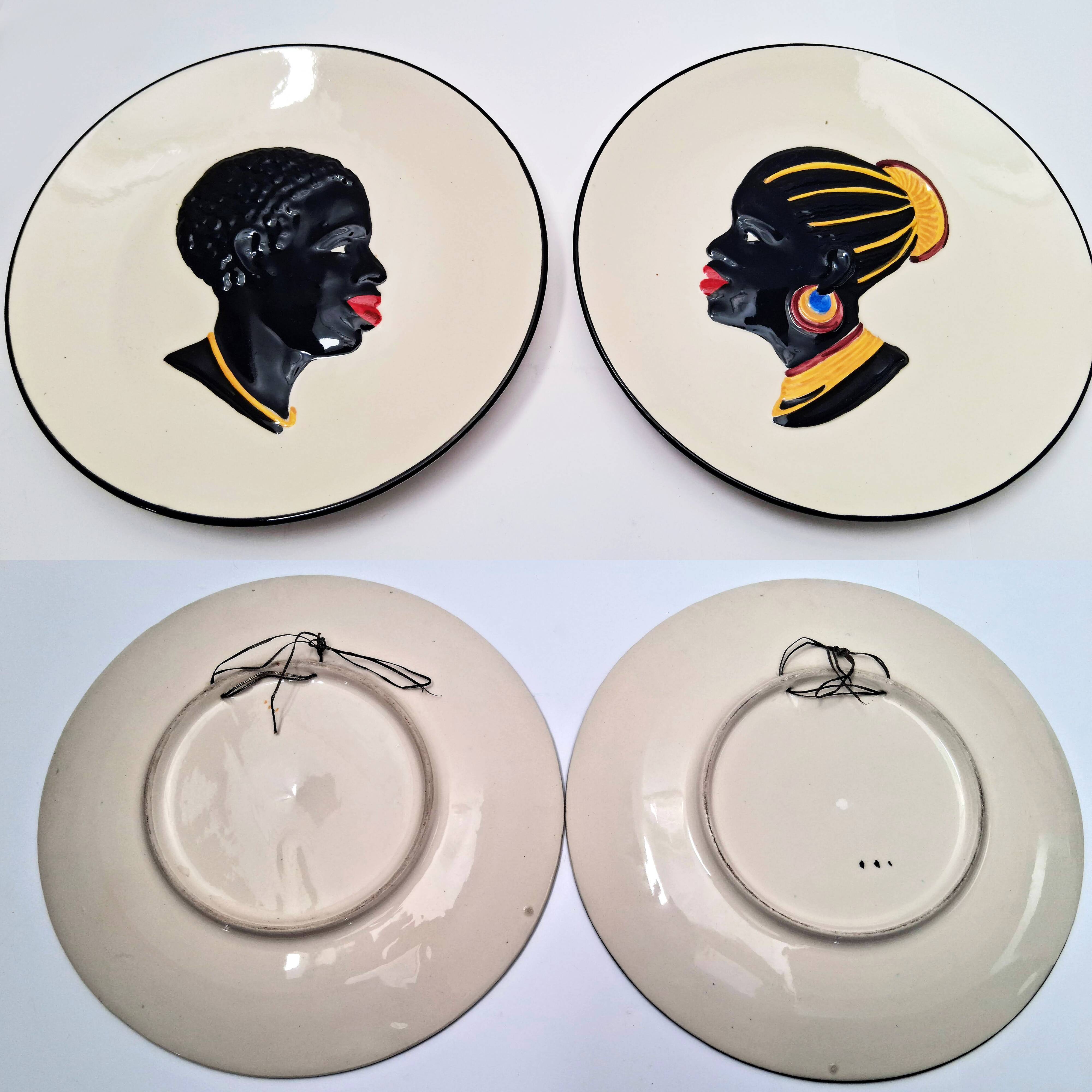 2 assiettes murales en faïence profils africains, 1960