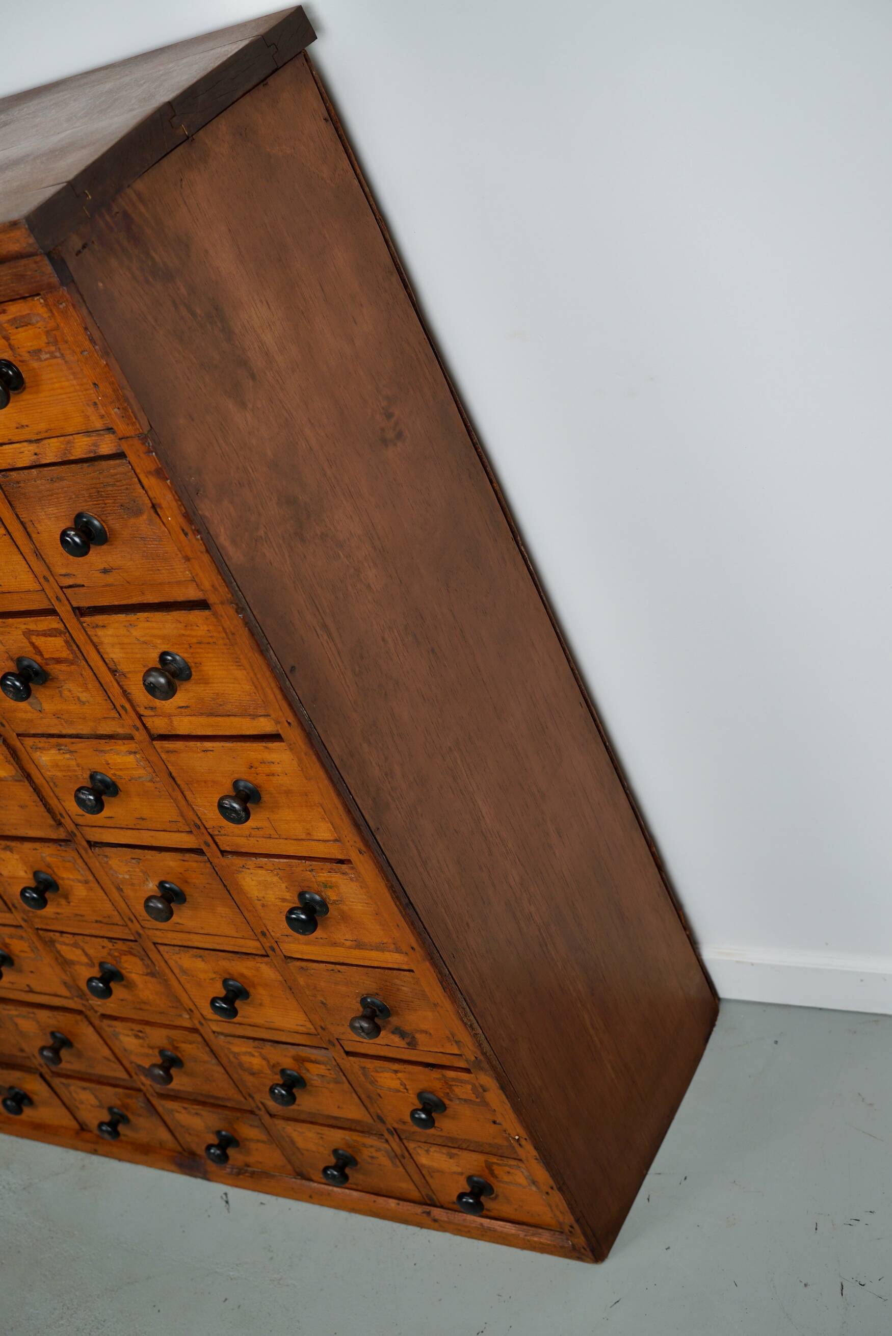 Cabinet d’atelier en pin vers 1930