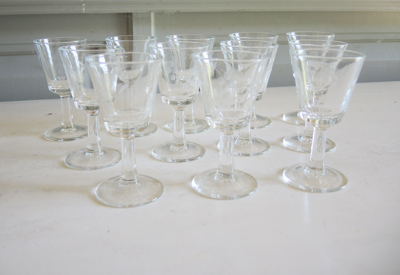 Service of 33 glasses on foot & carafe