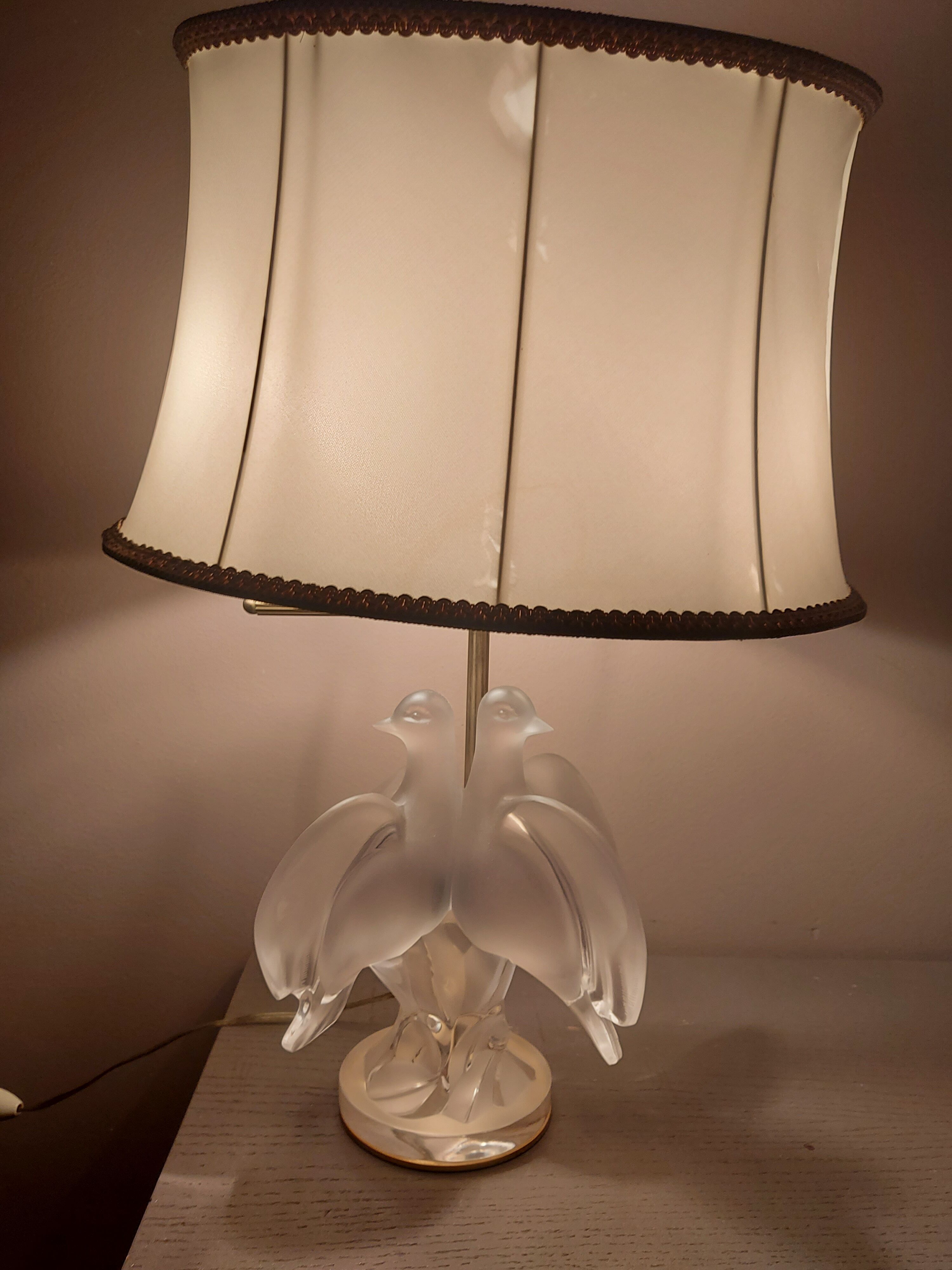 Crystal lamp Lalique with two doves model Ariane