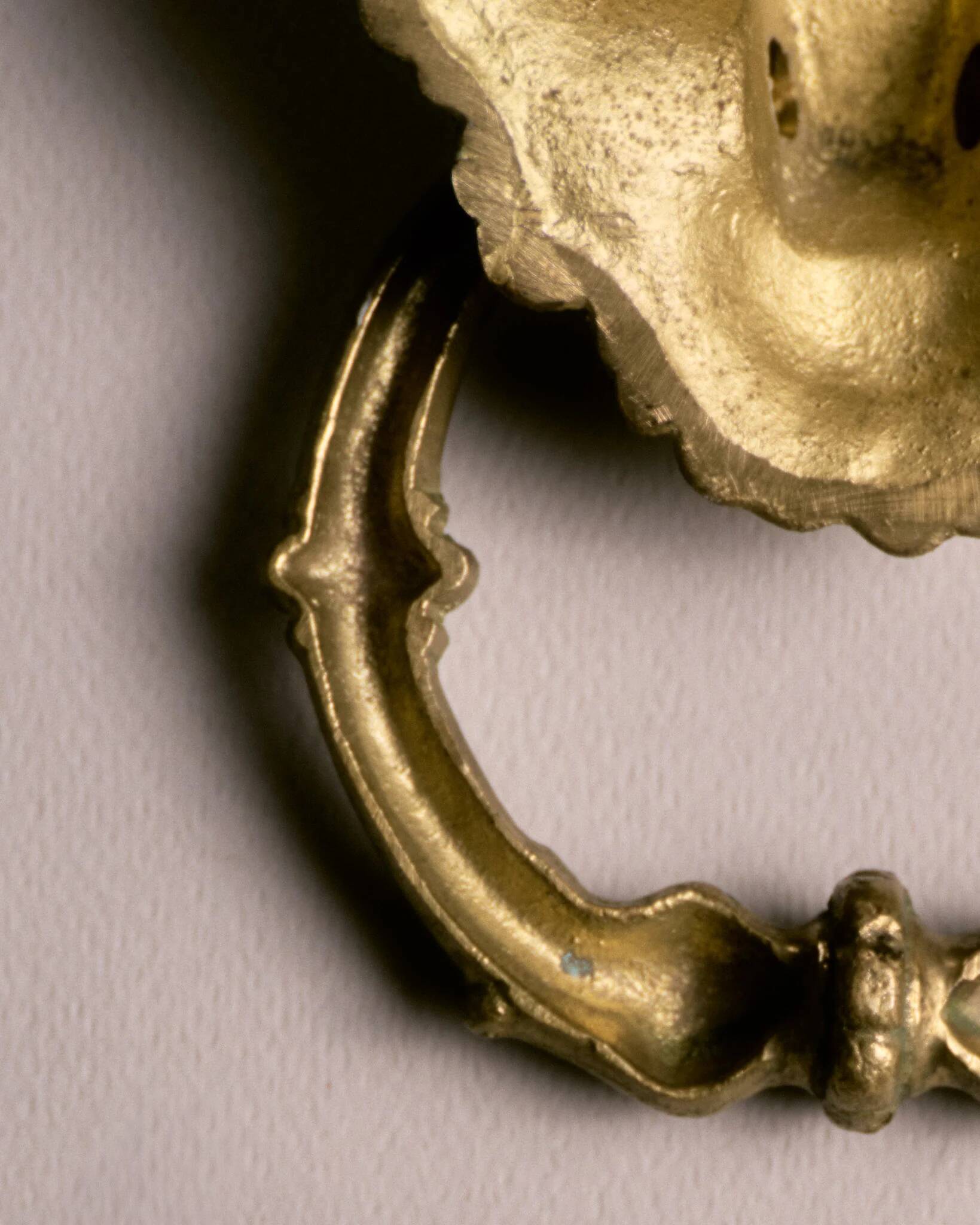 Lion door knocker, in brass