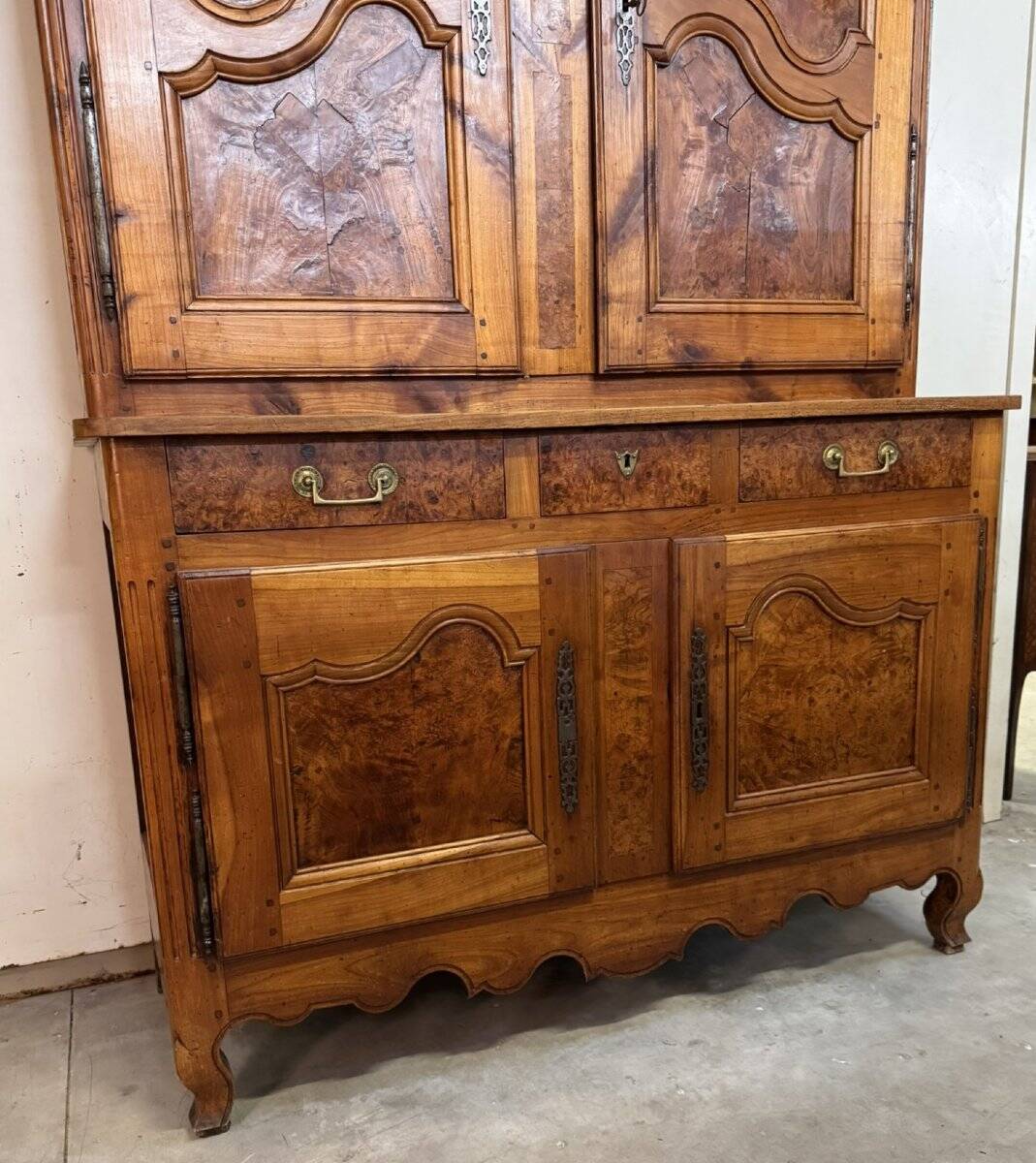 Bressan buffet with two bodies from the Louis XV period in walnut and elm.