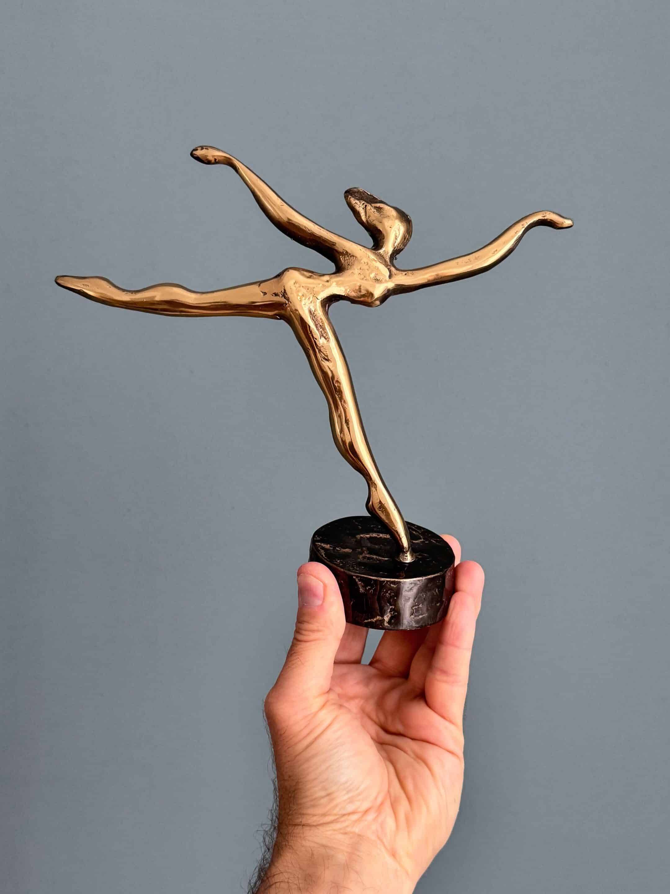 Dancer, sculpture by Yves Lohé