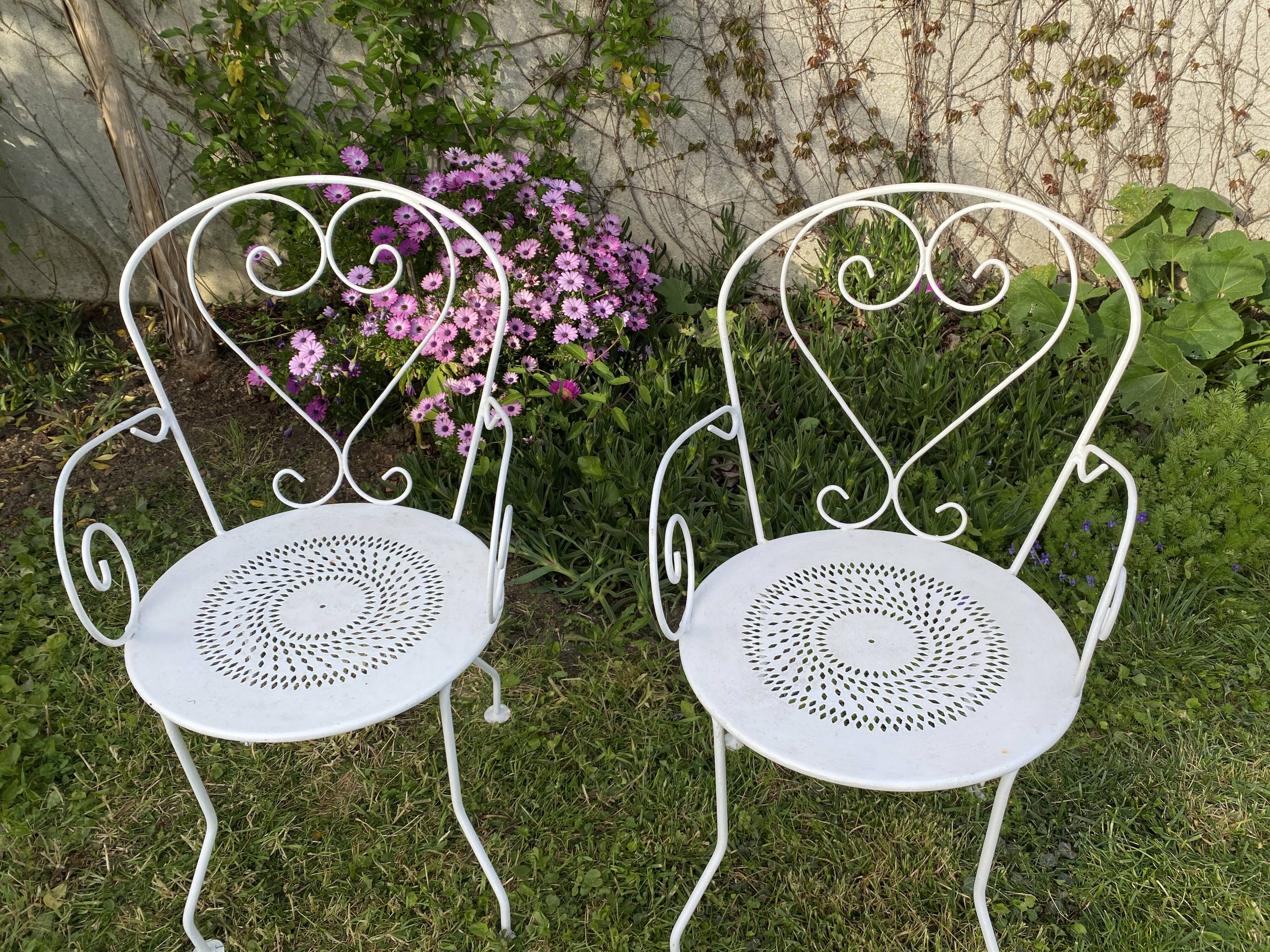 Lot de 2 anciens fauteuils de jardin en fer forgé