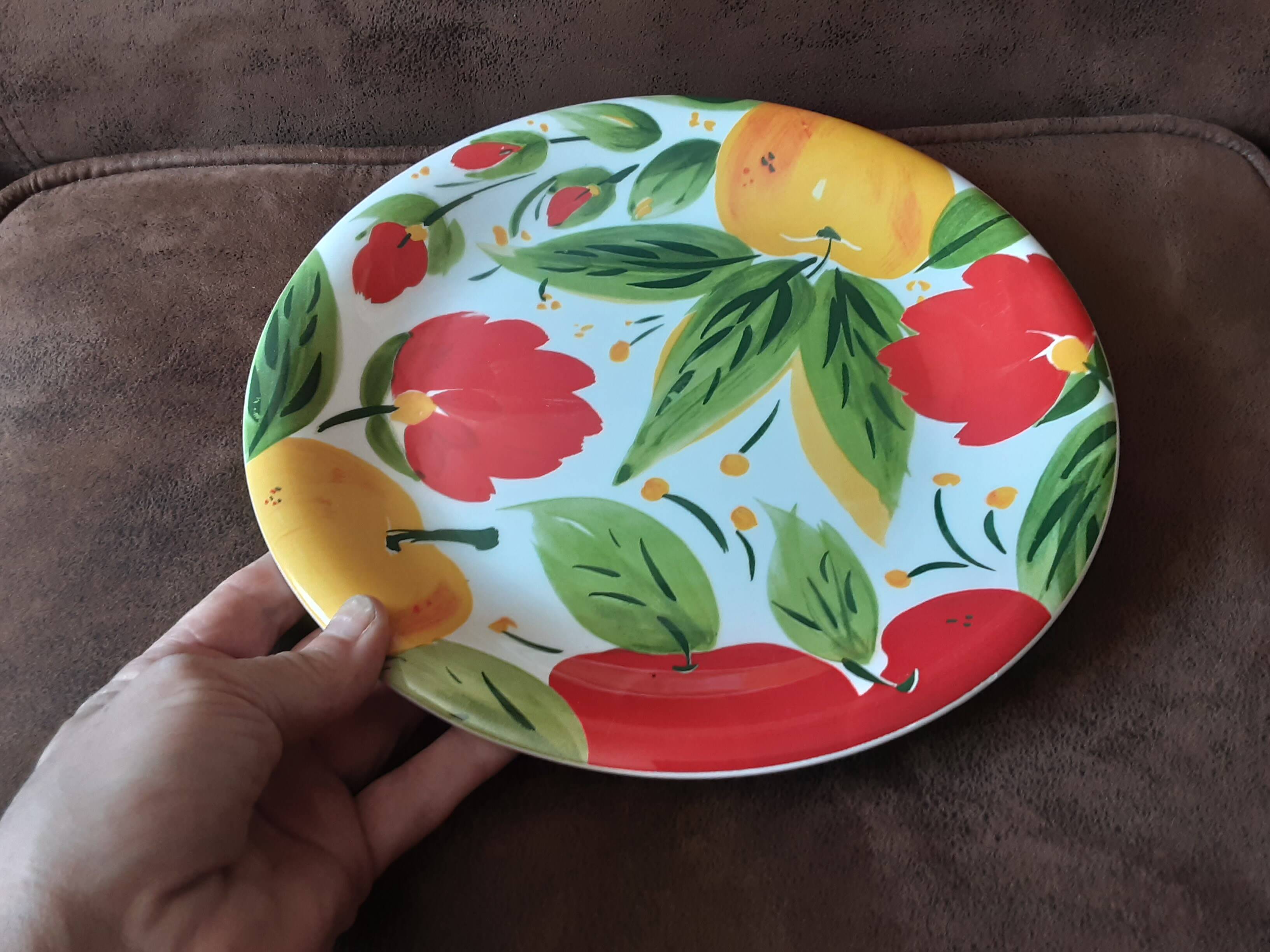 Quadrifoglio dish. Italian. Fruit and flower decoration. Shimmering colors.