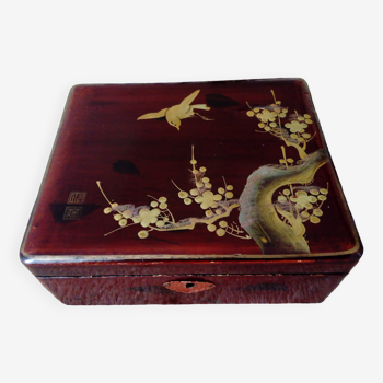 Boîte à bijoux en bois laqué à décor doré de branche de cerisier