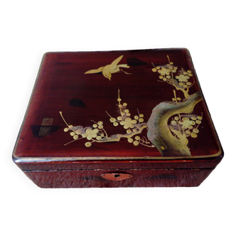 Boîte à bijoux en bois laqué à décor doré de branche de cerisier