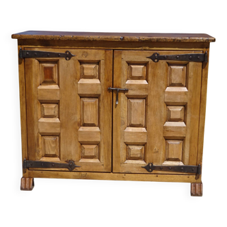 Petit et ancien buffet toscan