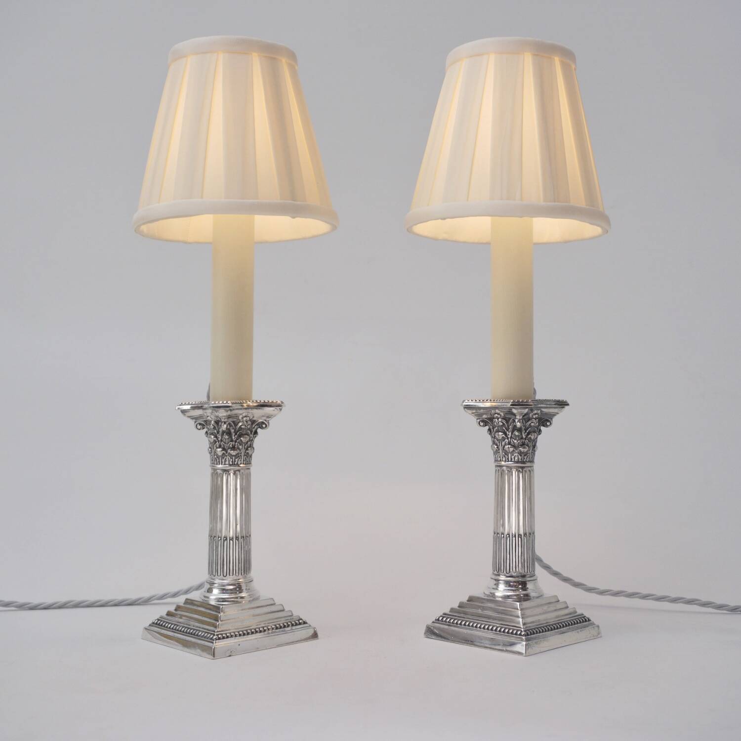 Paire antique de lampes de table en argent corinthien, William Hutton, années 1900, Royaume-Uni