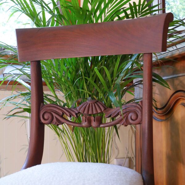 Paire de chaises anglaise style régence, tissu bouclette blanc