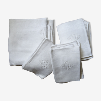Nappe blanche et ses 12 serviettes monogrammées RV