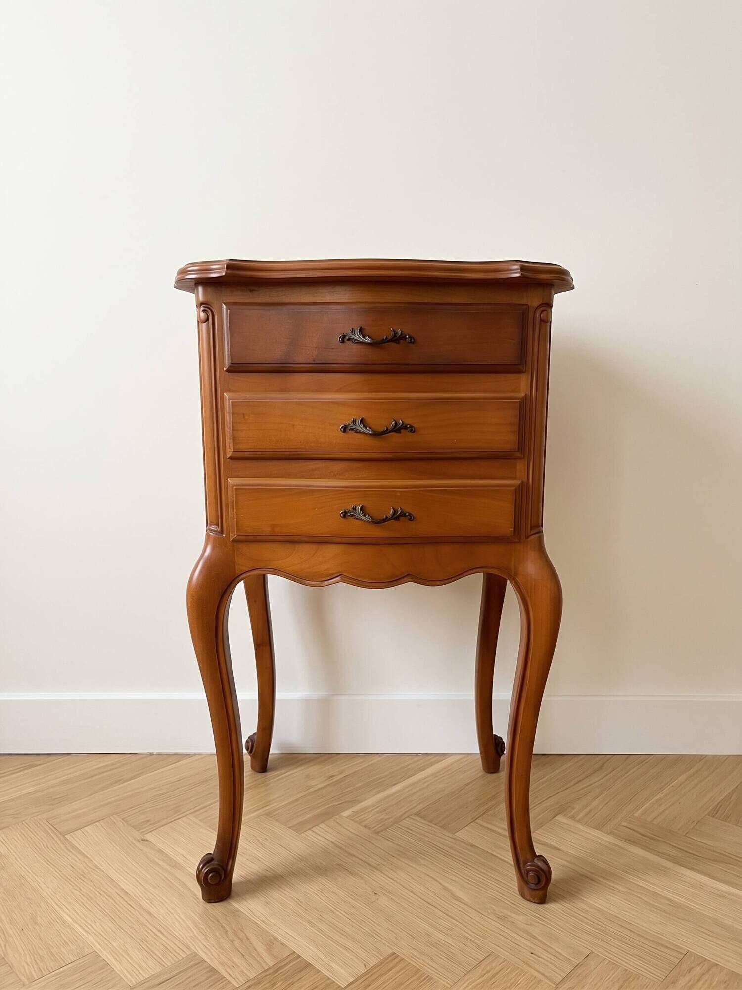 Pair of Regency style bedside tables in cherry wood.