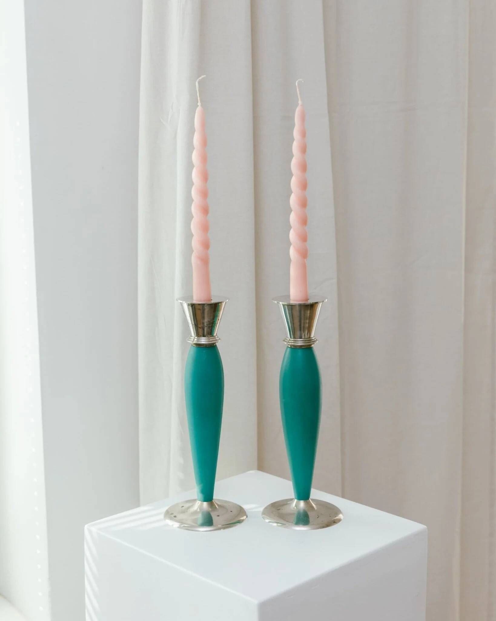 Ensemble de 2 porte-bougies en métal peint teal dans le style postmoderne Memphis, tasses argentées, vintage des années 2000.