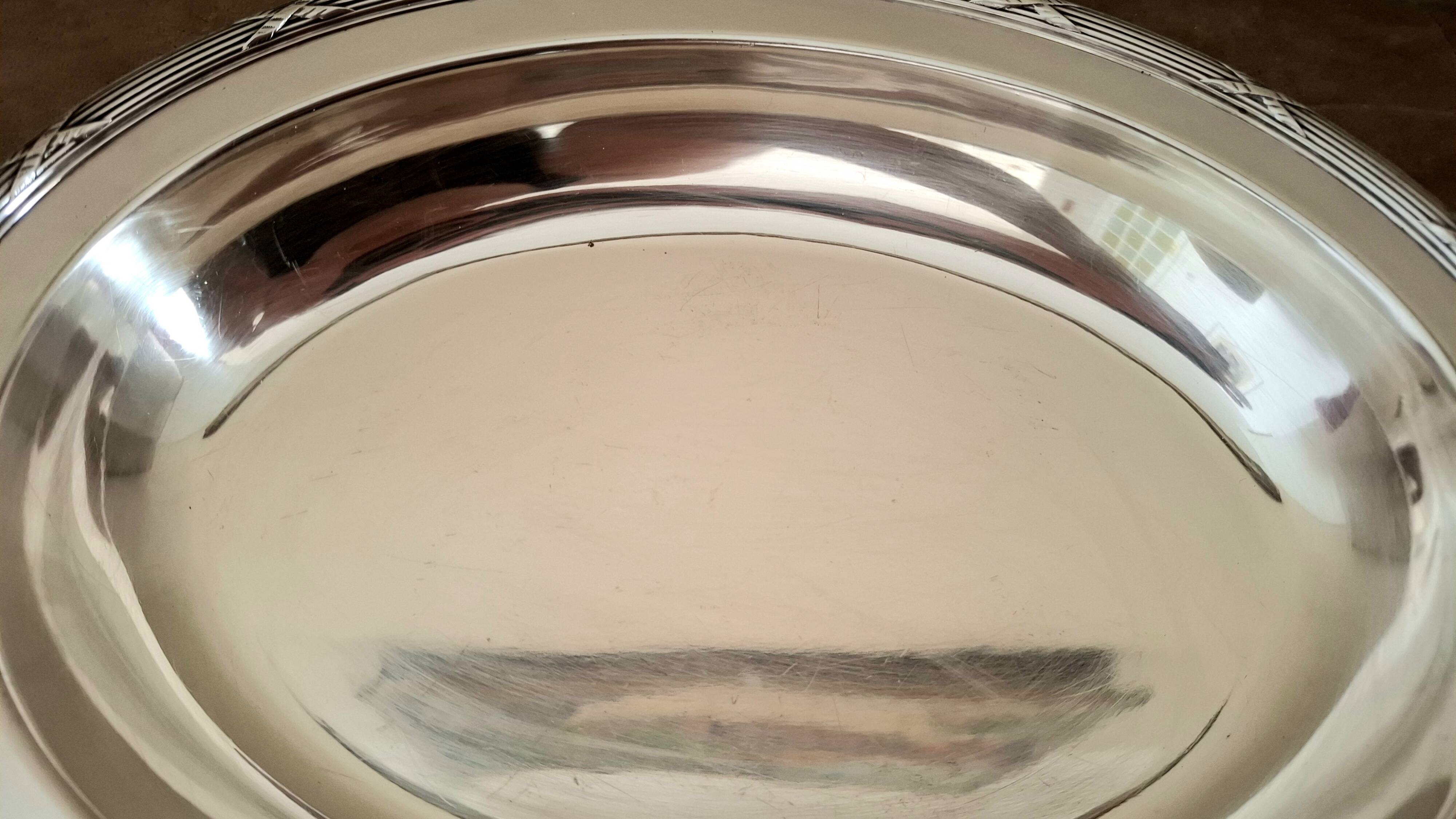Plat de service Christofle en métal argenté modèle aux rubans croisés