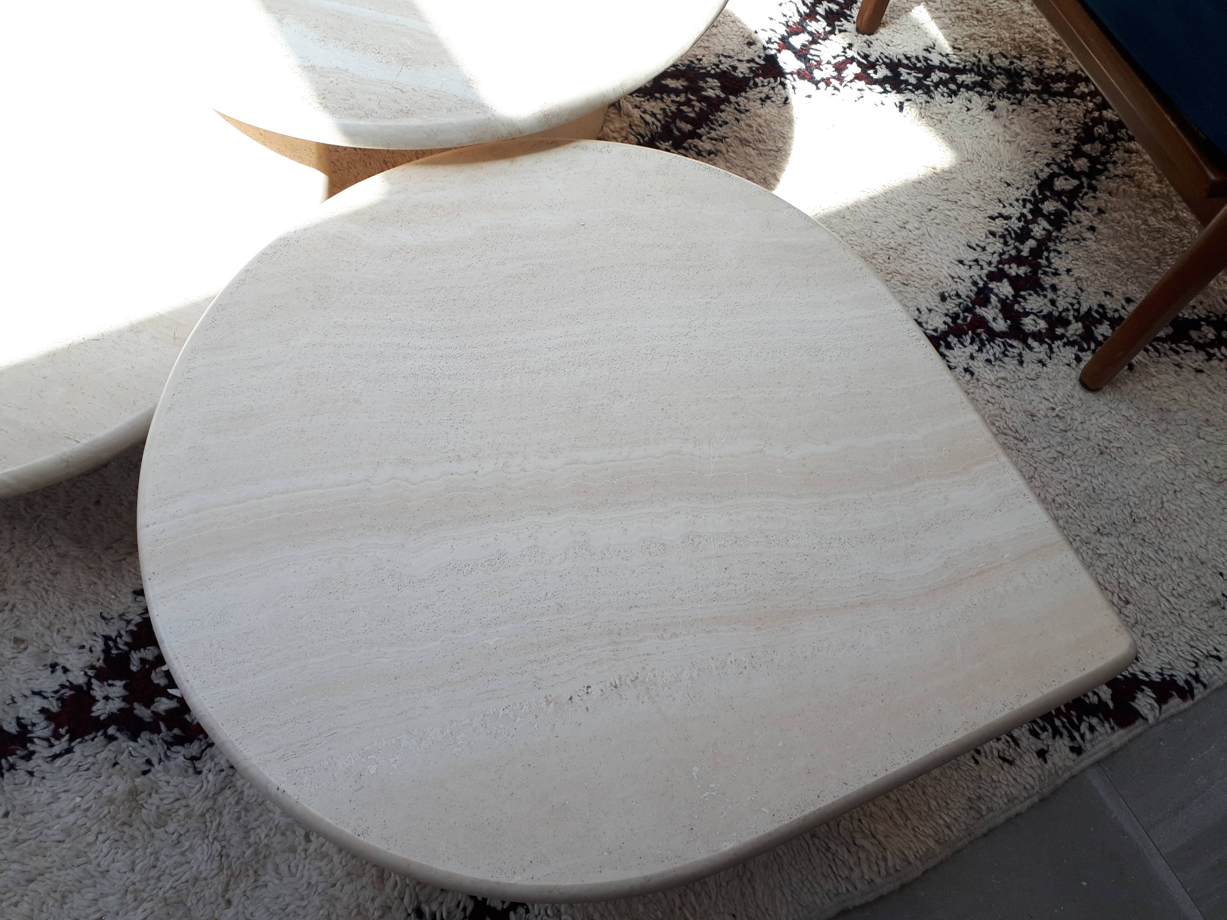 Tables gigognes en travertin Roche Bobois