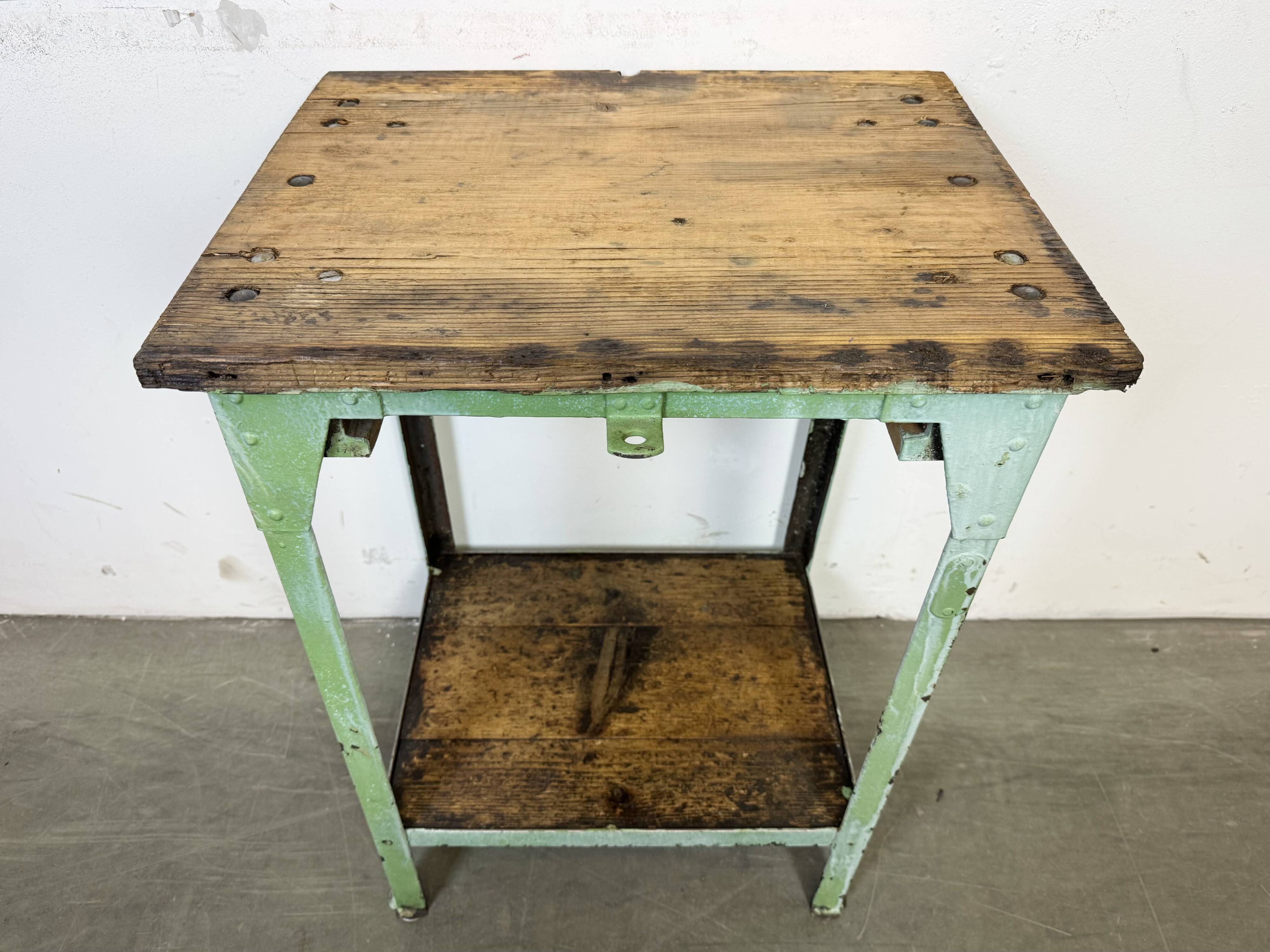 Table industrielle en fer vert, années 1950