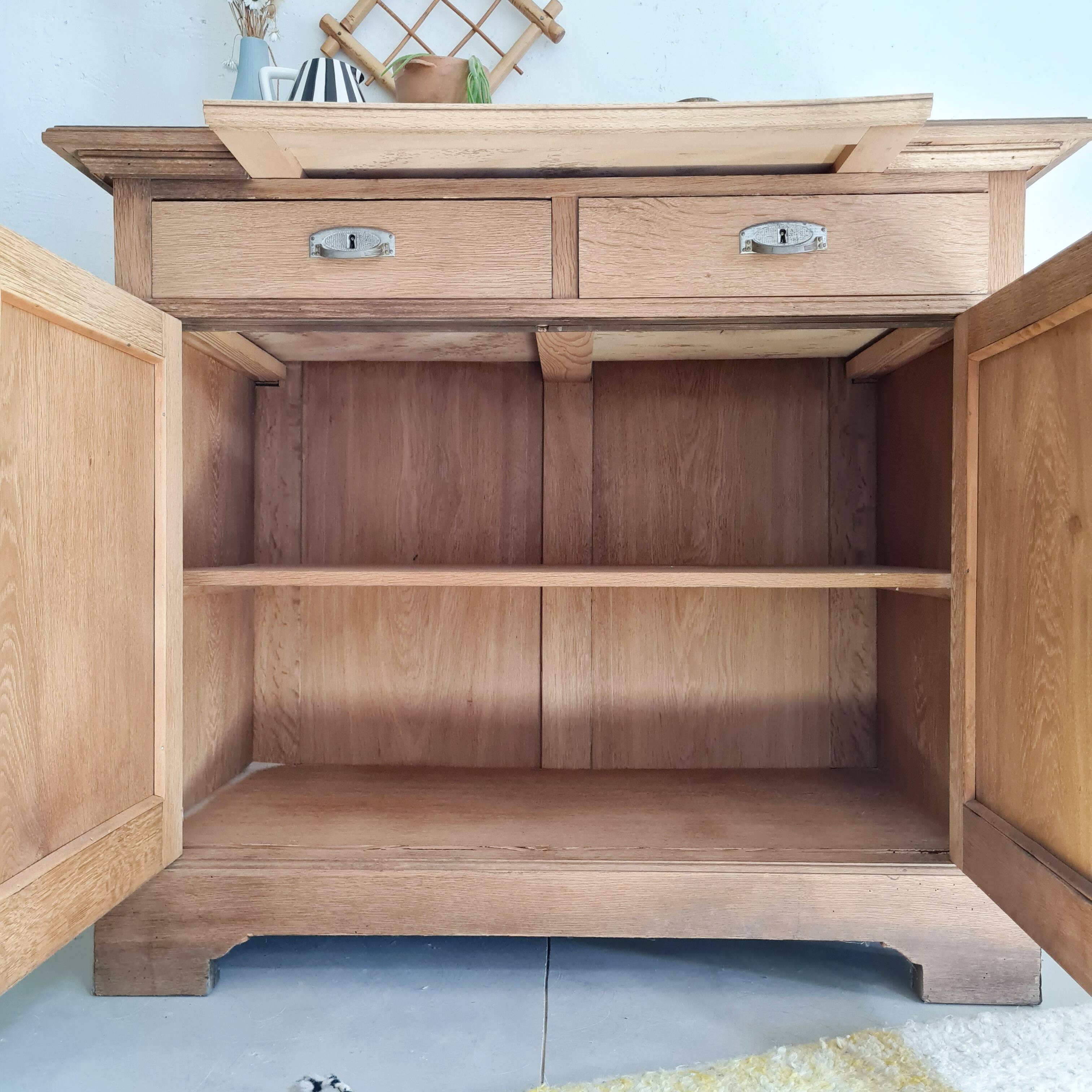 Buffet ancien en bois brut et 2 portes médaillons sculptées