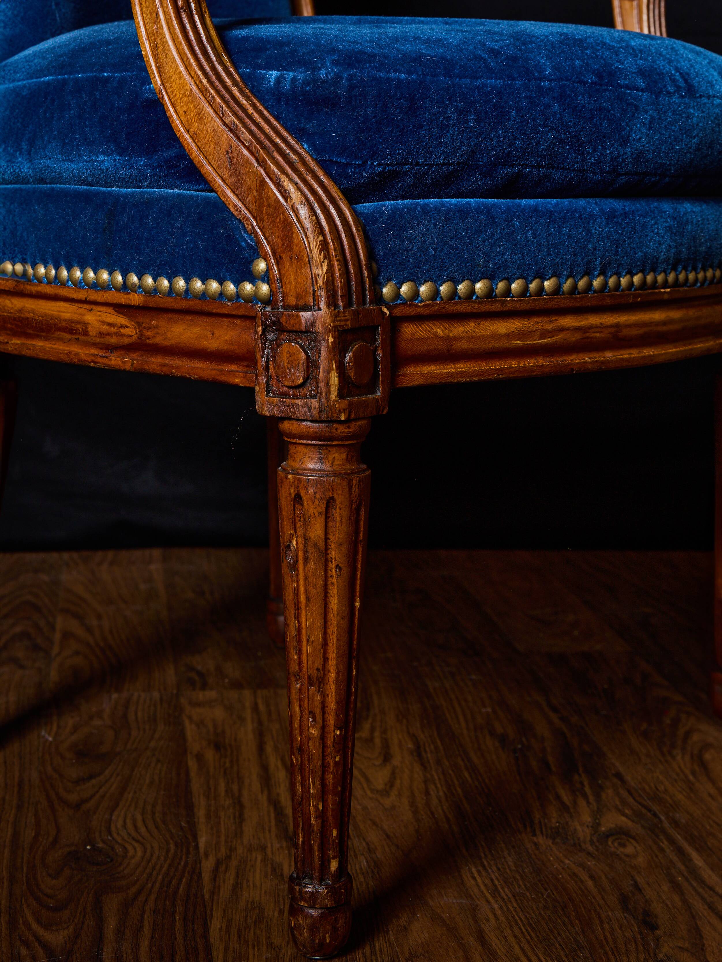 Paire de fauteuils de style Louis XVI rénovés en velours bleu