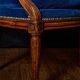 Paire de fauteuils de style Louis XVI rénovés en velours bleu