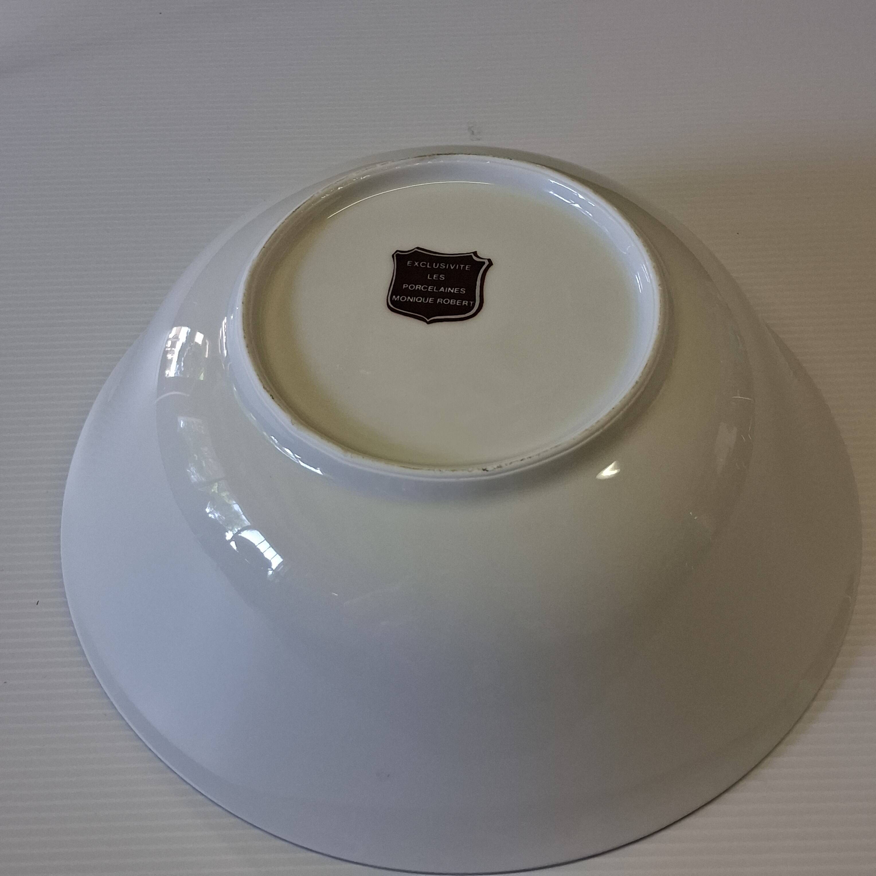 Very nice porcelain salad bowl in excellent condition.
