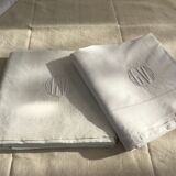 Paire de draps marqués LV