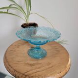 Assiette sur piedouche en verre bleu