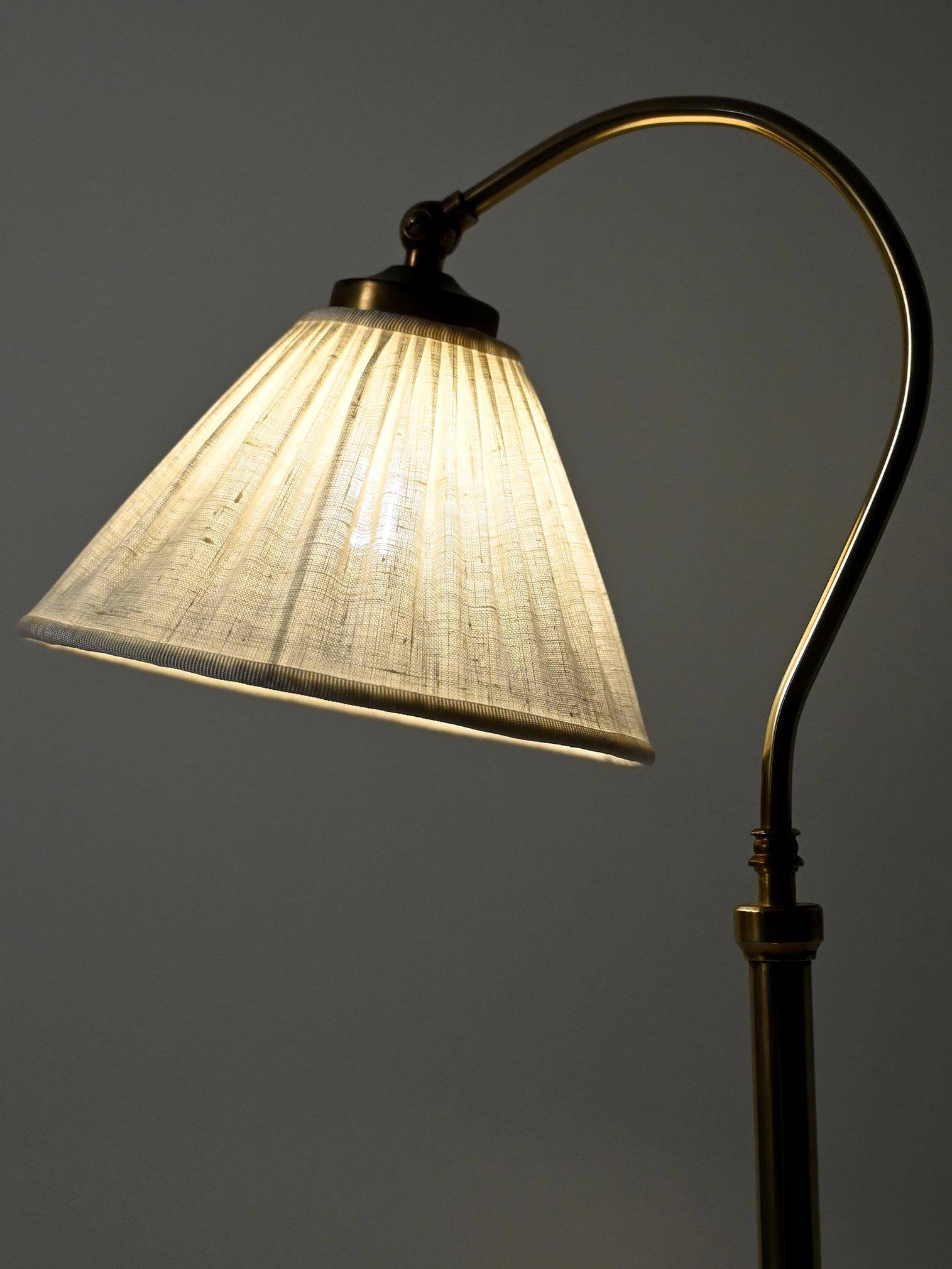 Lampadaire scandinave en laiton à col courbé, années 1950