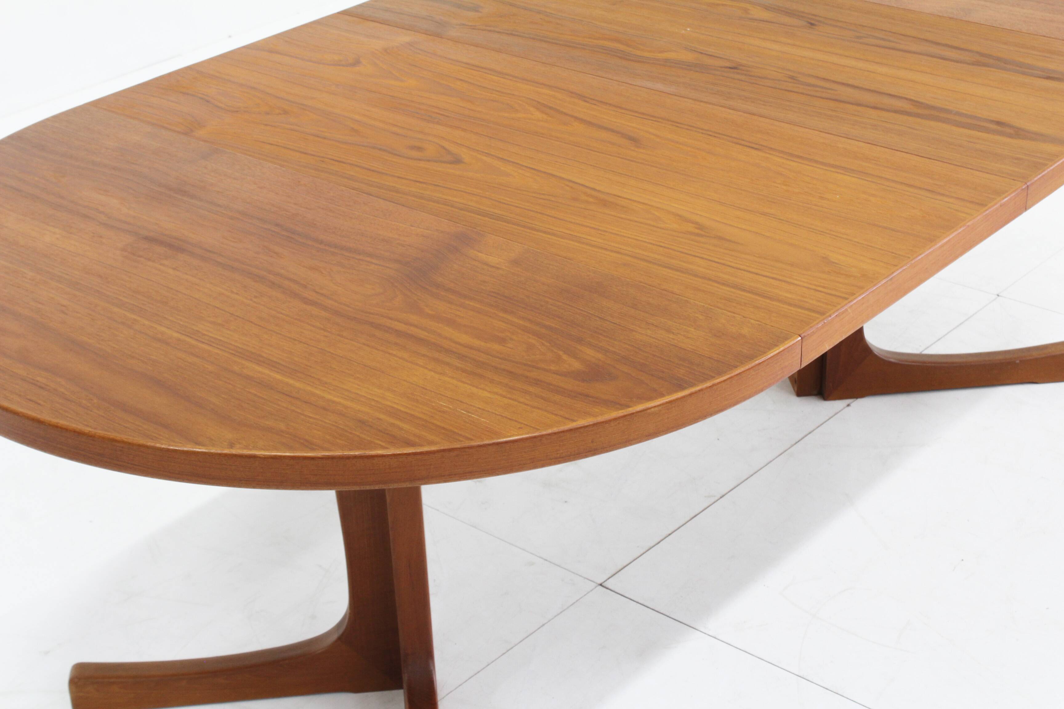 Vintage Danish round extendable dining table from the 1960s, Denmark.