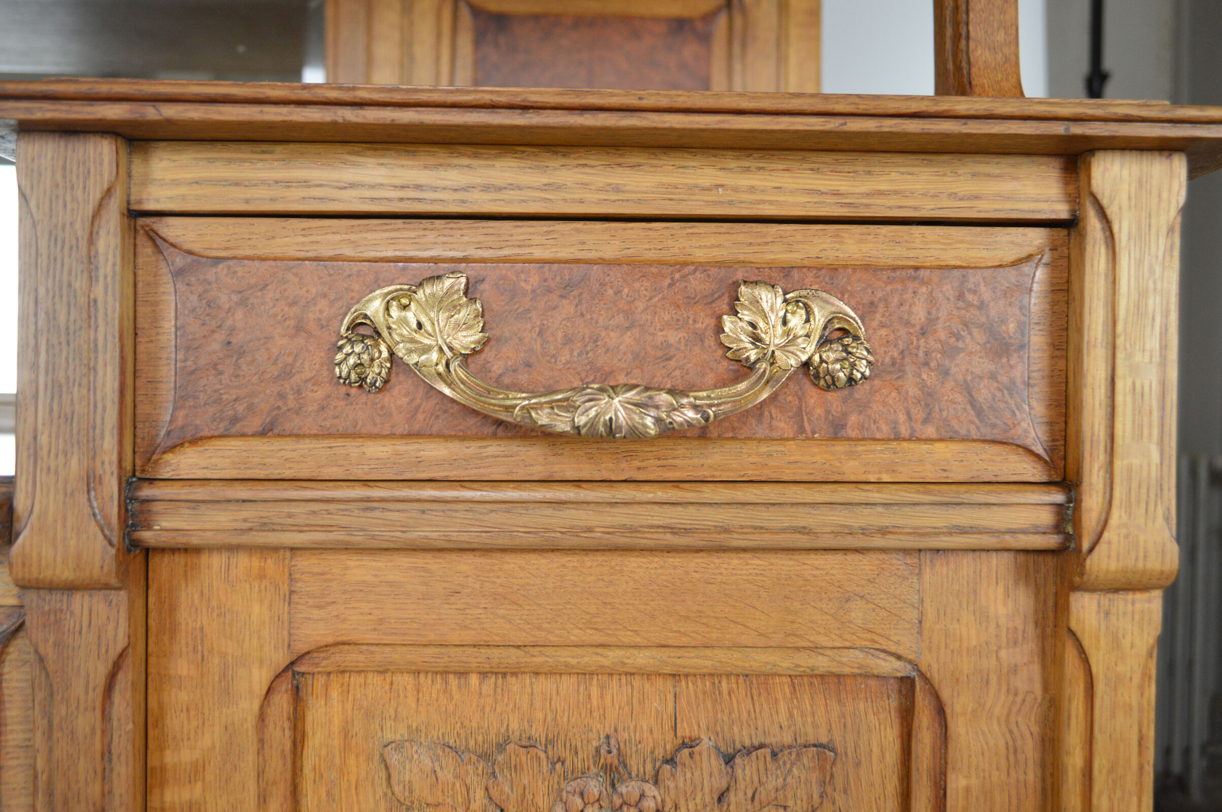 Buffet art nouveau en chêne et loupe, modèle au platane, vers 1910